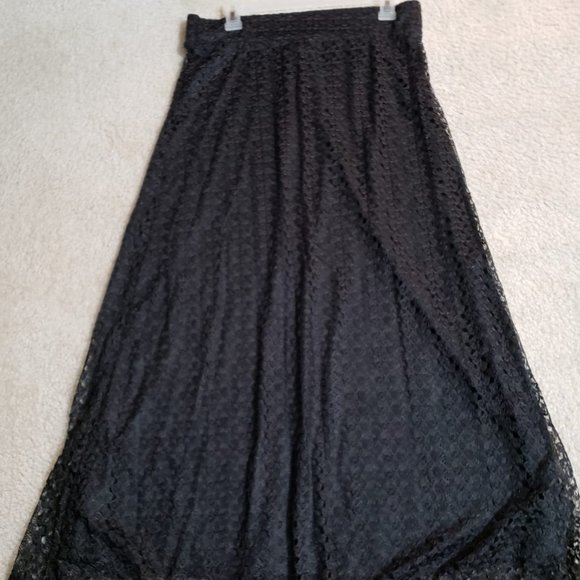 Elizabeth & Nicole Overlay Skirt | Size: L | Black - Picture 1 of 3